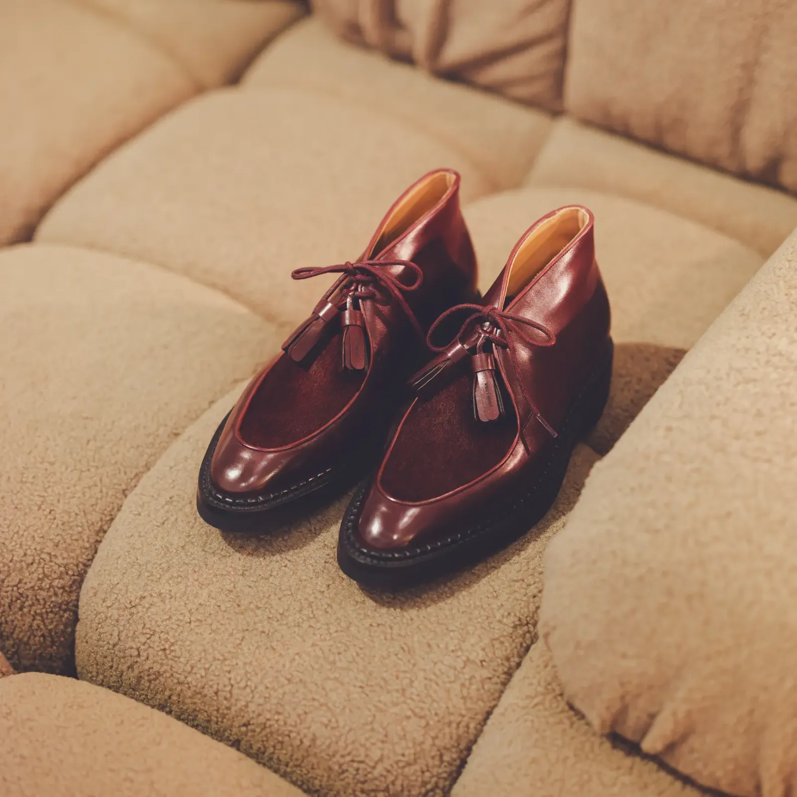 حذاء من علامة جون لوب