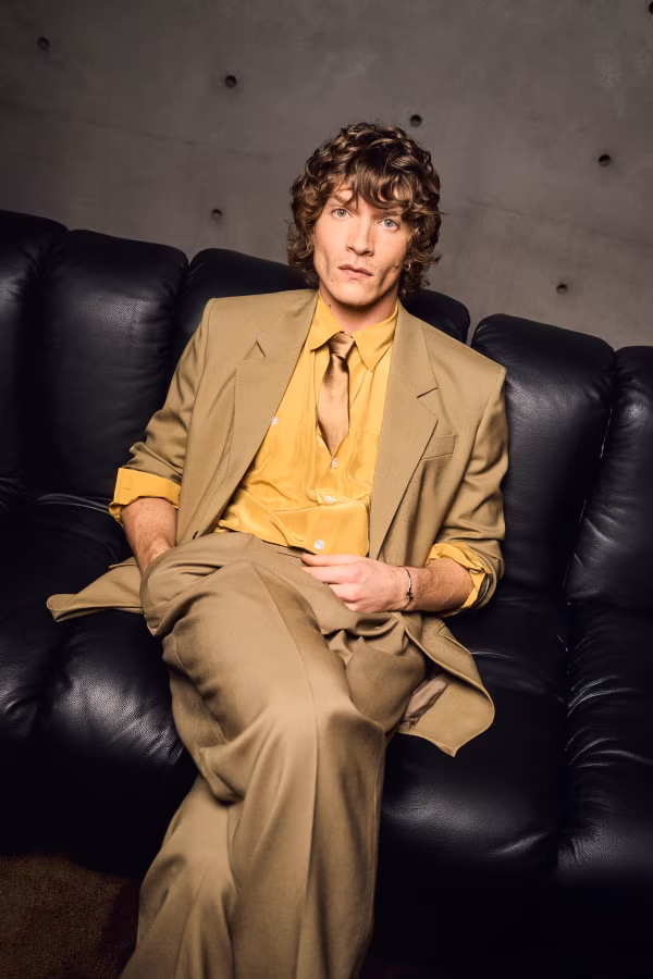 إطلالة النجم كونور ستوري من عرض أزياء Saint Laurent لشتاء 2026