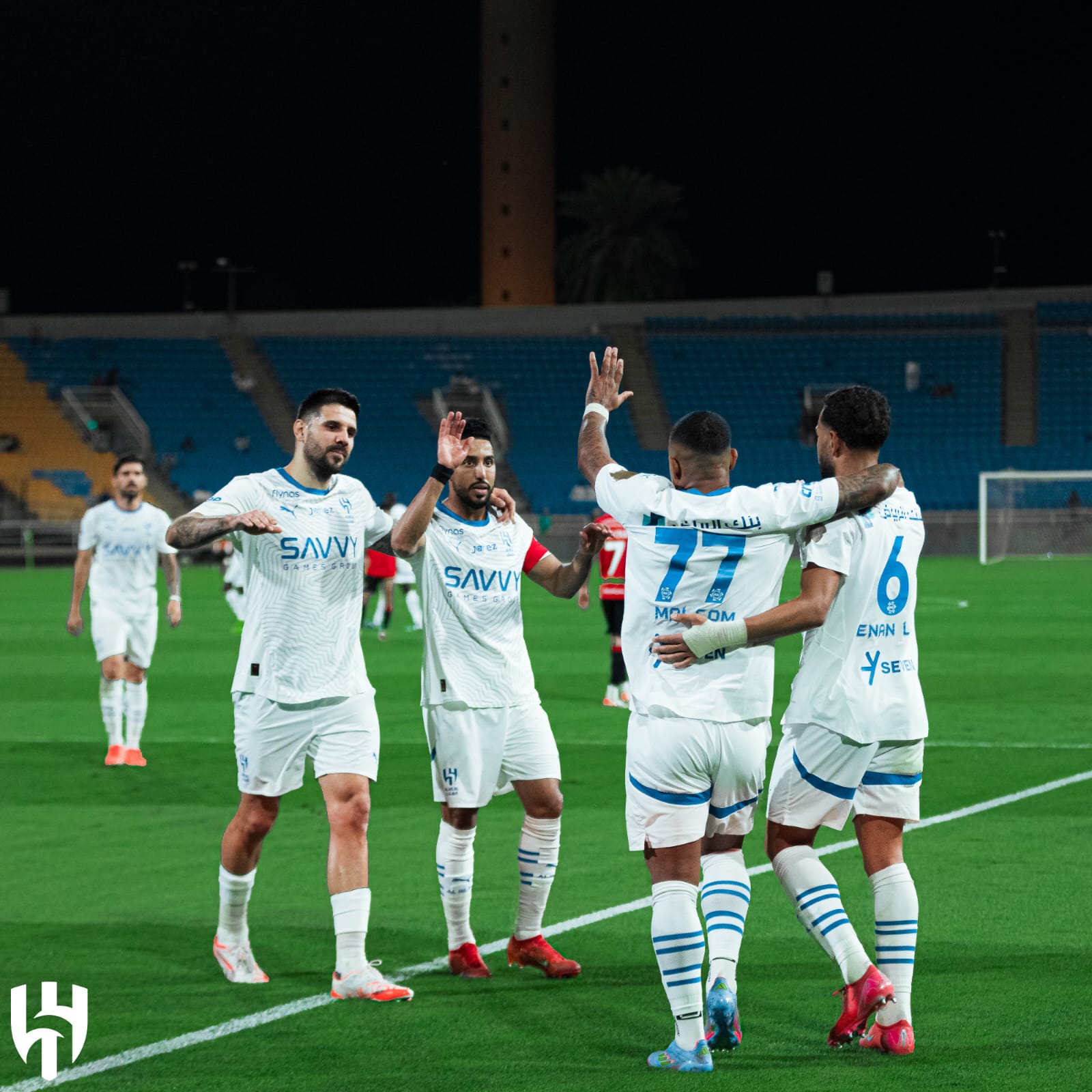 الهلال يواصل مطاردة الاتحاد بفوز عريض في مباراة مثيرة