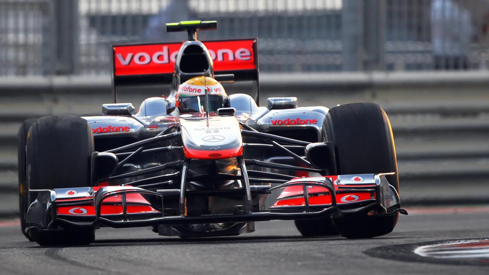 قطعة من التاريخ.. خوذة لويس هاميلتون الأصلية للبيع في مزاد عالمي