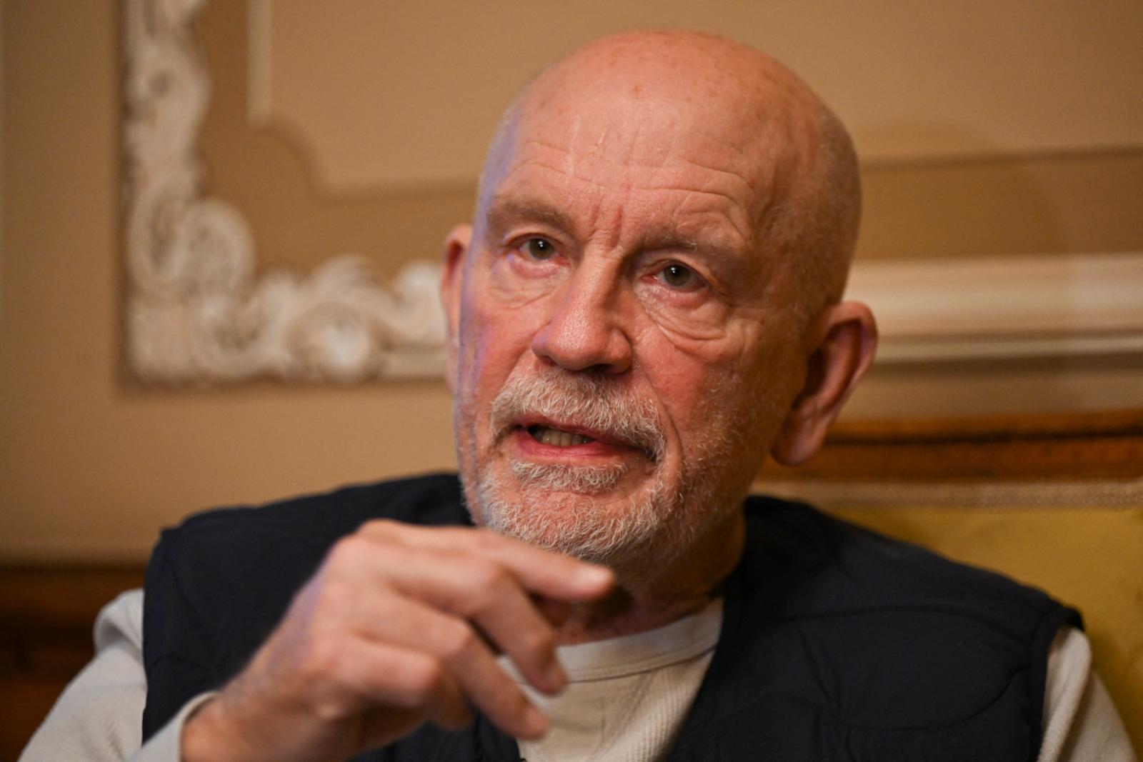 جون مالكوفيتش يحتفل بعيده الـ72… مسيرة استثنائية وحياة مليئة بالدراما والإبداع