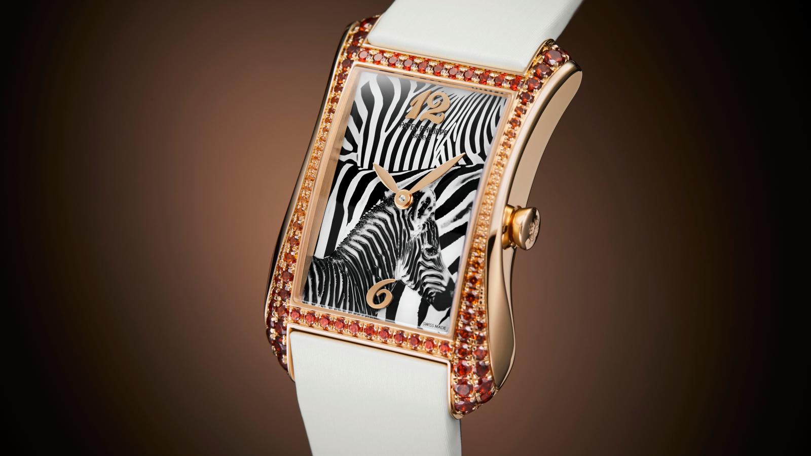 أناقة الأبيض تحاكي المعصم.