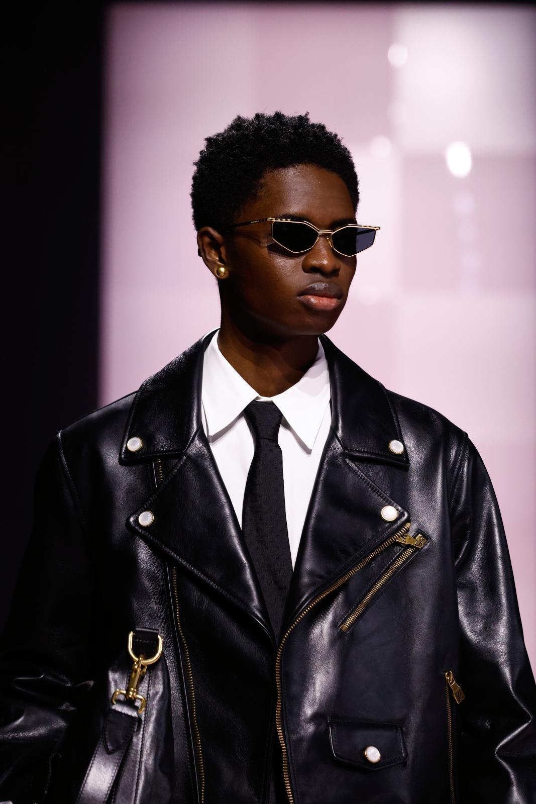 النظّارات الداكنة الجاذبة.