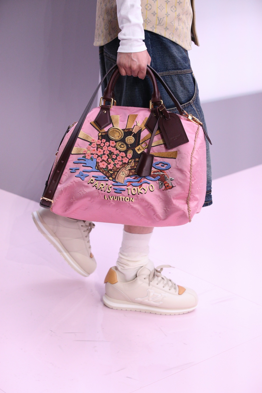  حقيبة زهريّة اللون من Louis Vuitton مزيّنة برسوم منعشة وحيويّة. المصدر: Louis Vuitton.