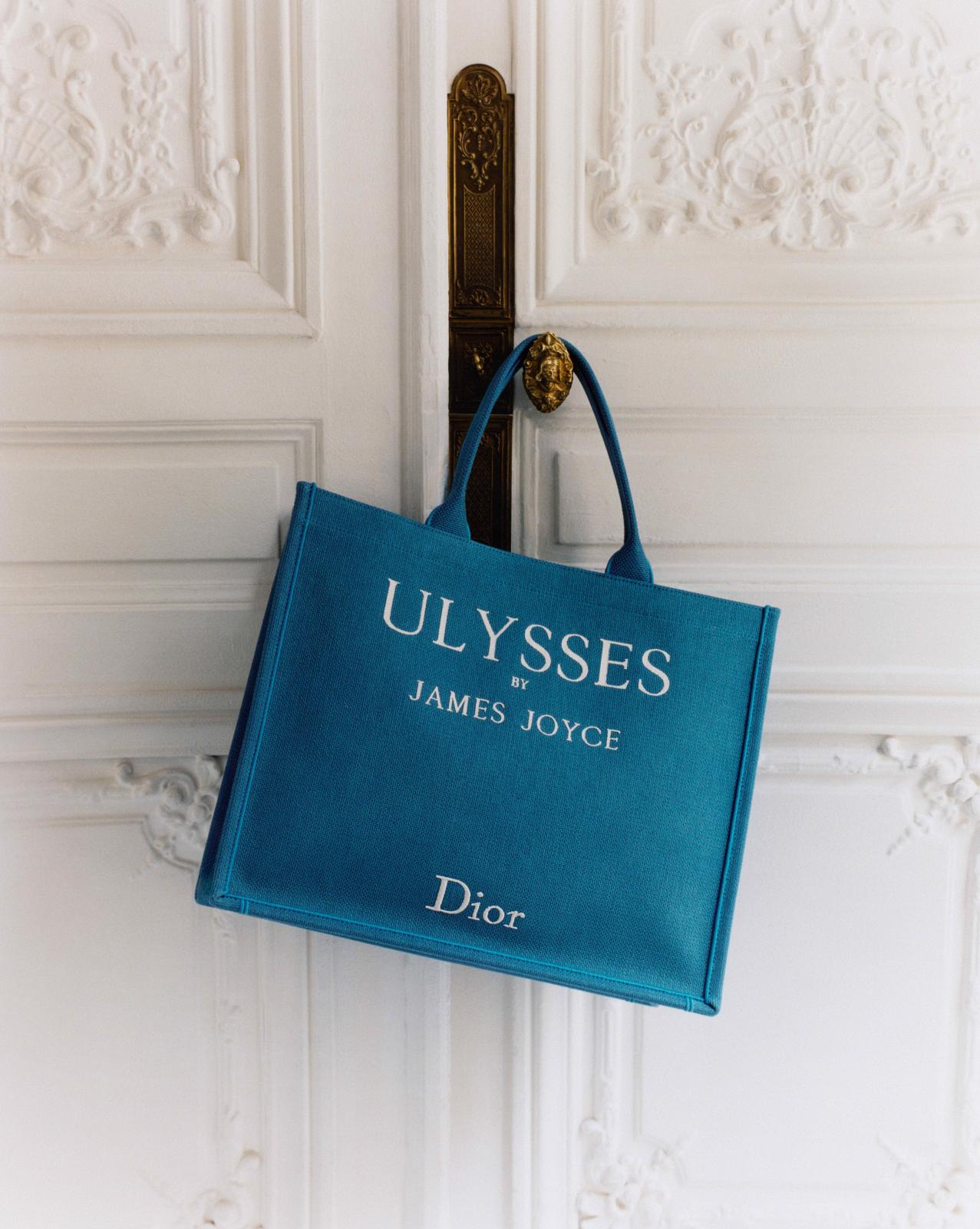 حقيبة رائعة باللونين الأزرق والأبيض