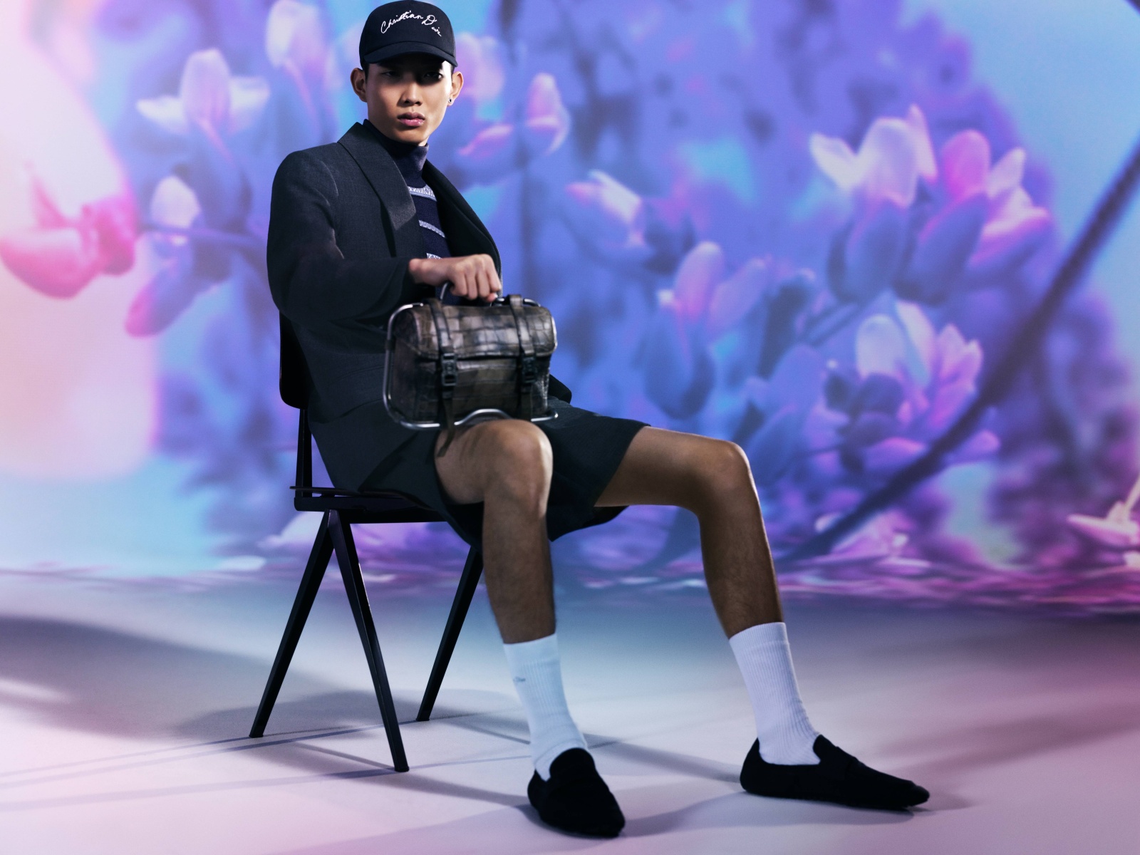 التنسيق العصريّ للجوارب في هذه الإطلالة من Dior.