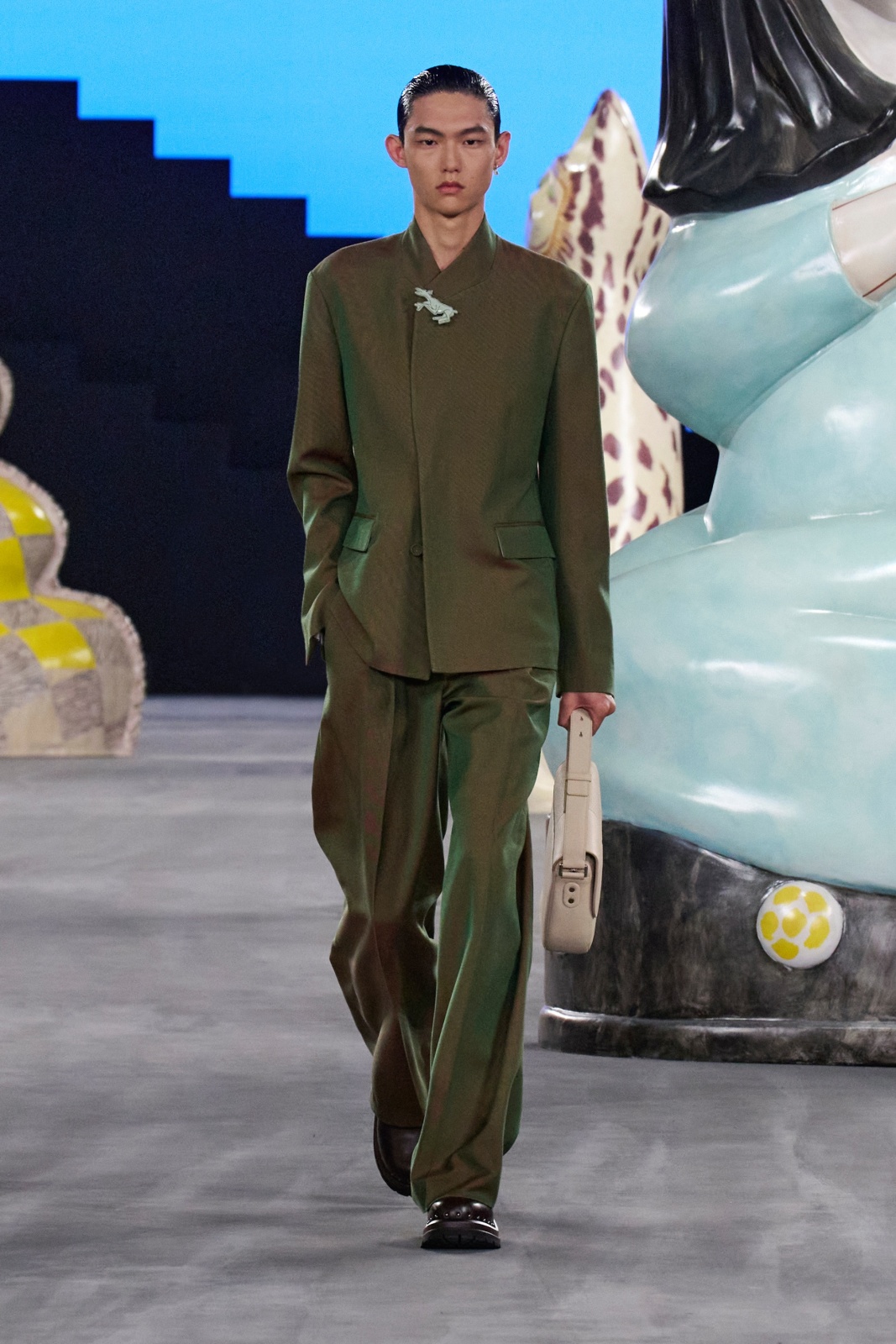 جاذبيّة الزيتيّ في طقم.