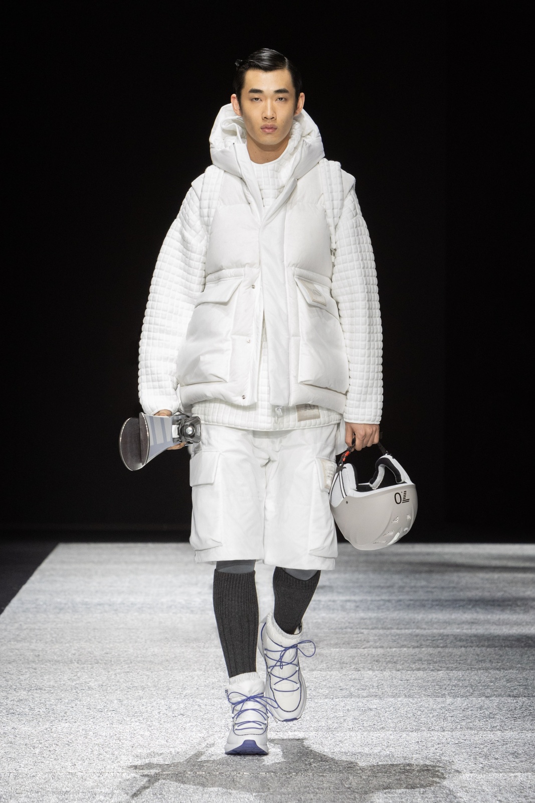 الجوارب السوداء تحاكي تناقض الأبيض بأسلوب Emporio Armani.