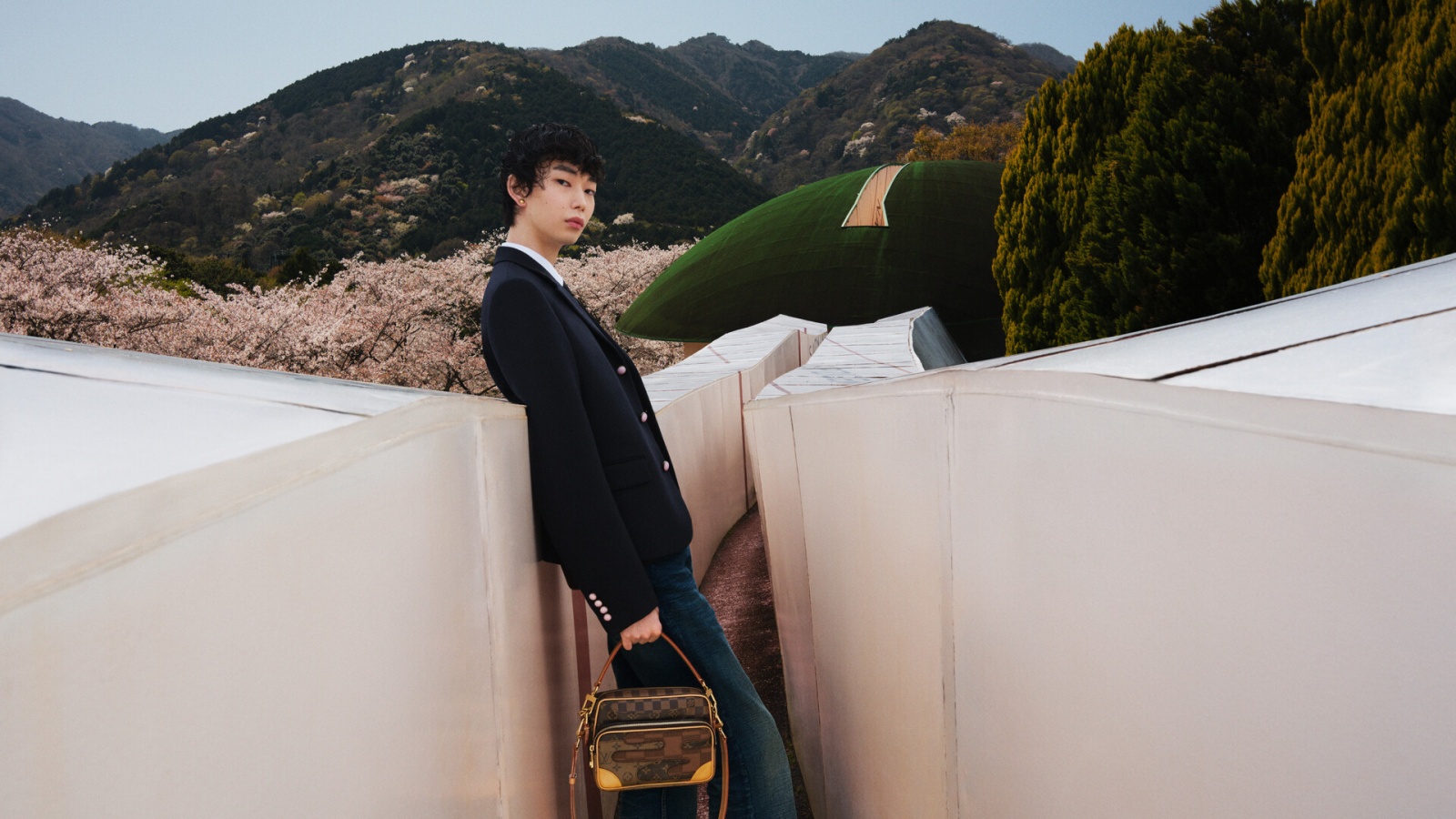 سترة بلايزر مميّزة تحاكي الخريف بأسلوبها الجميل