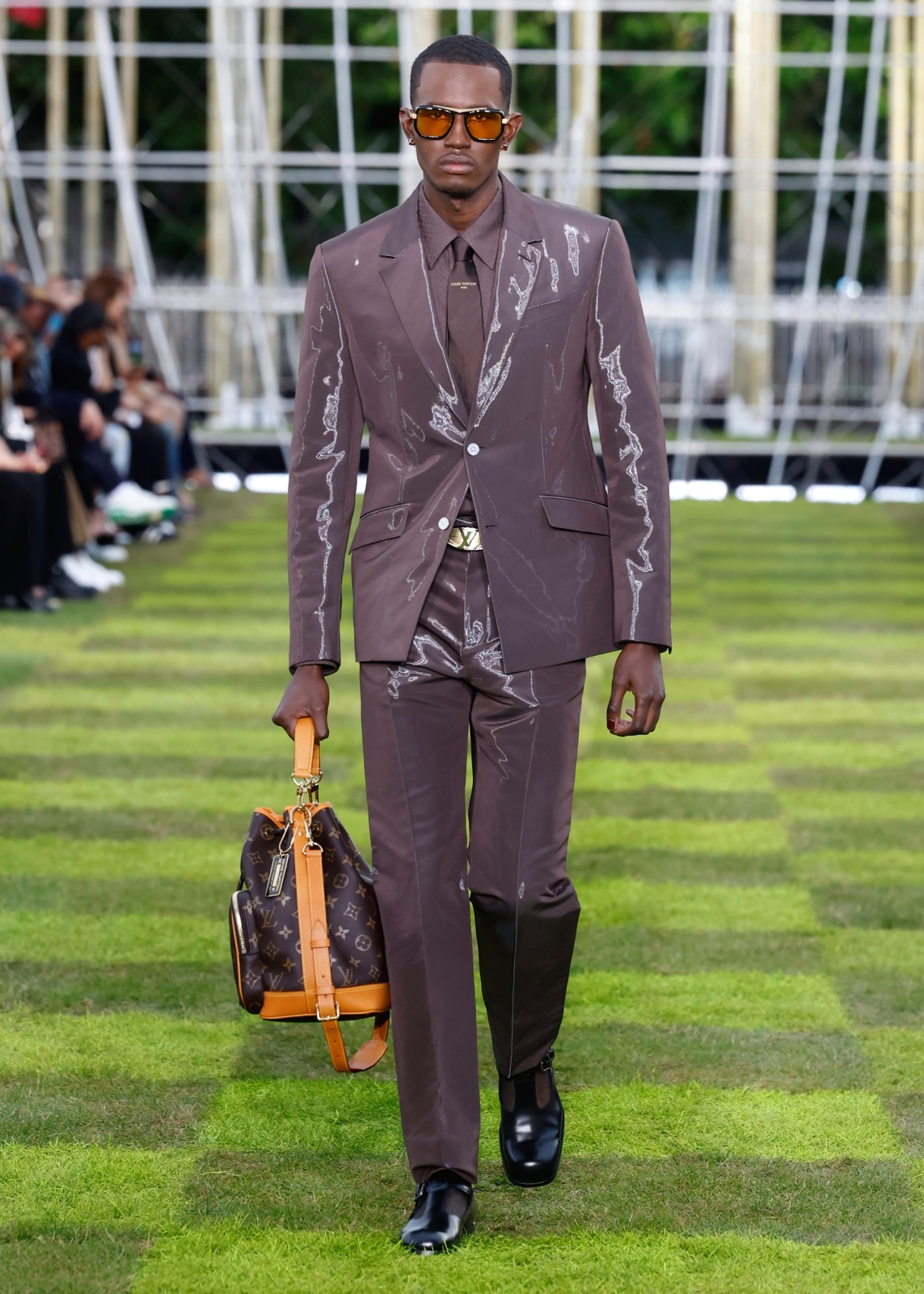 قلب الأناقة في هذا الطقم المميّز.