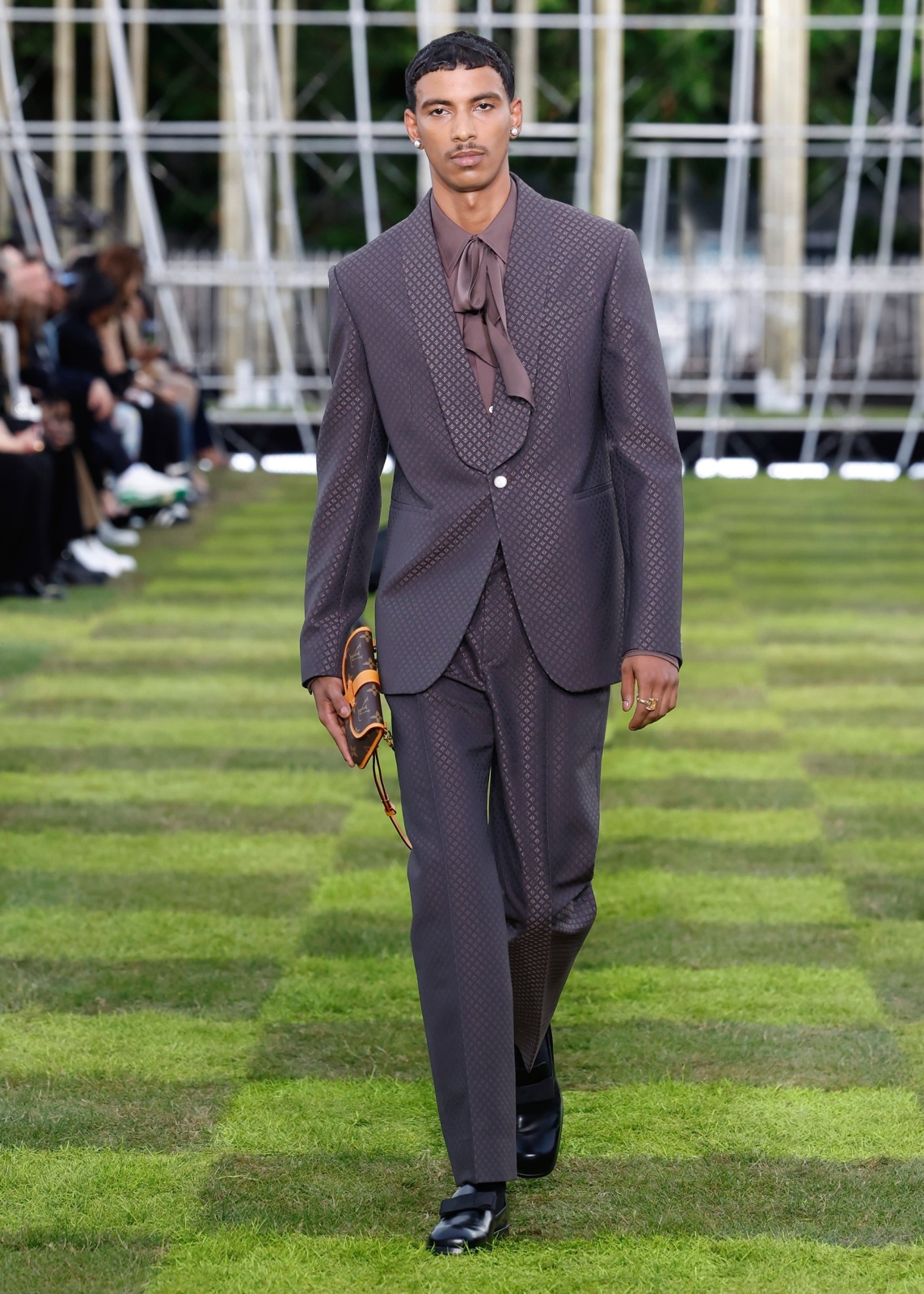 طقم بنفسجيّ مميّز.