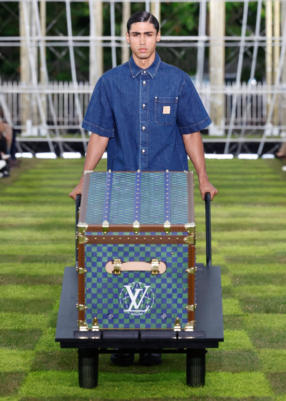 قميص عصريّ من Louis Vuitton.