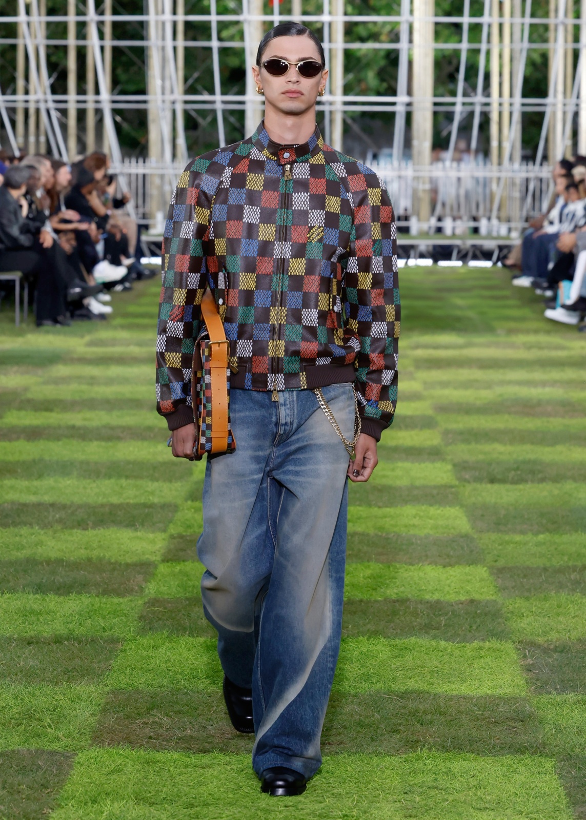 سروال واسع على طريقة Louis Vuitton.