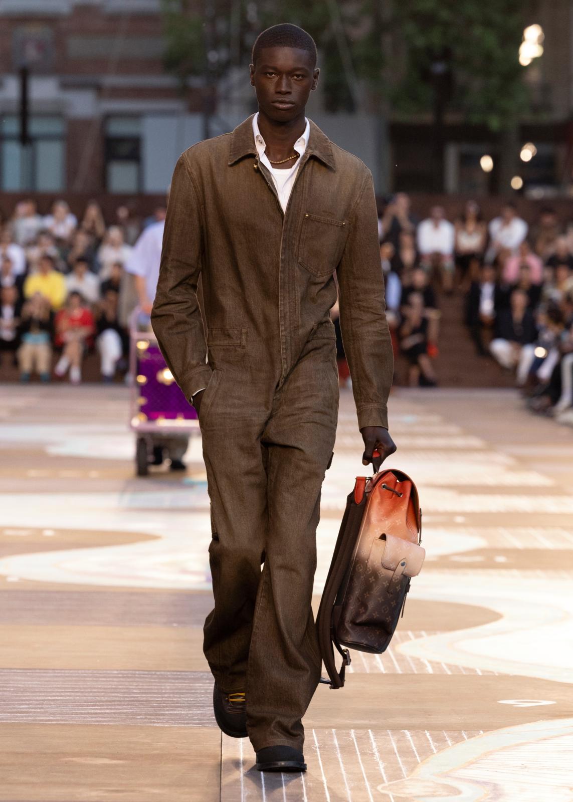 Jumpsuit يدمج بين السحر والراحة.