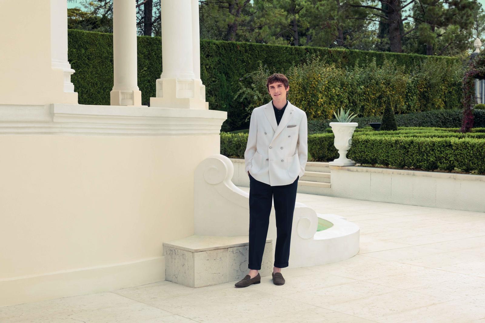 أناقة تدمج بين الأبيض والأسود بأسلوب "بيسيريكو".