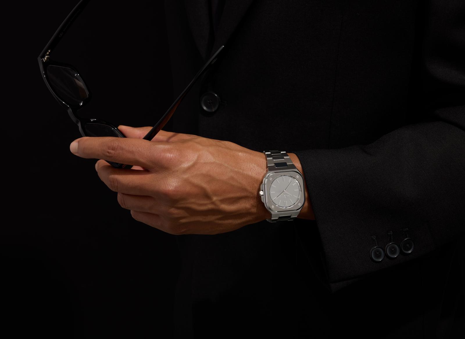 الساعة الآسرة.