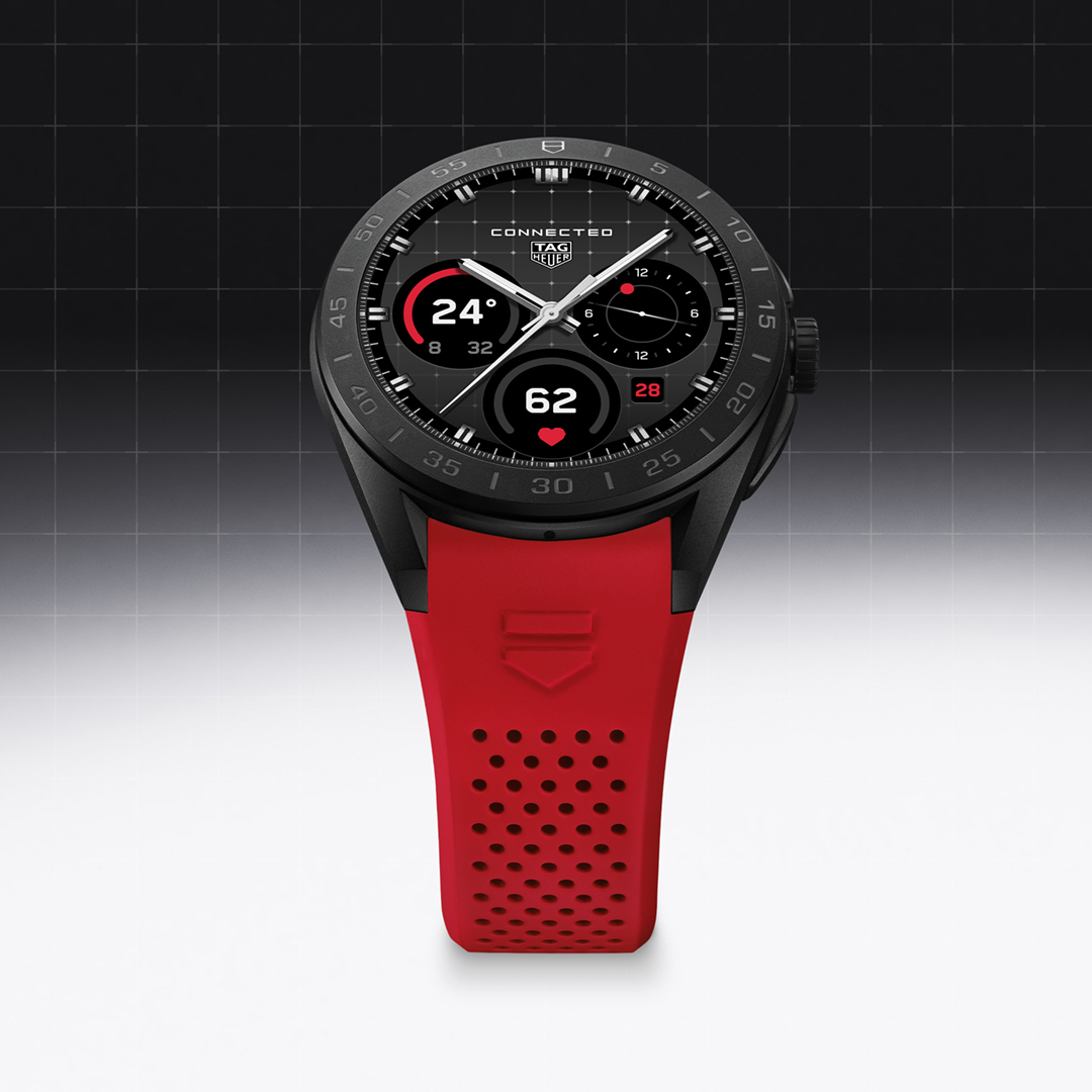 ساعة مميّزة بسوار أحمر.