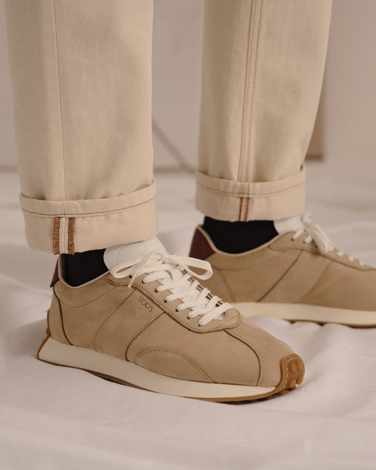 الإضاءة على الجوارب السوداء بأسلوب Tod’s.  