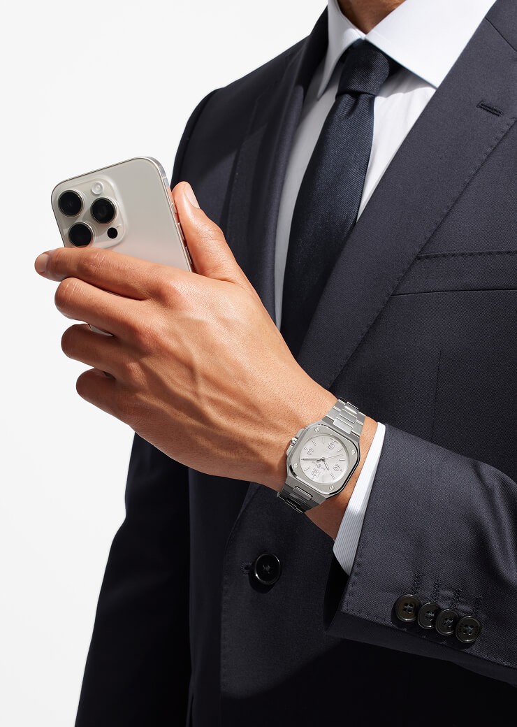 ساعة بمِيناء أبيض من Bell & Ross تجسد البساطة الراقية والأداء العملي معًا 