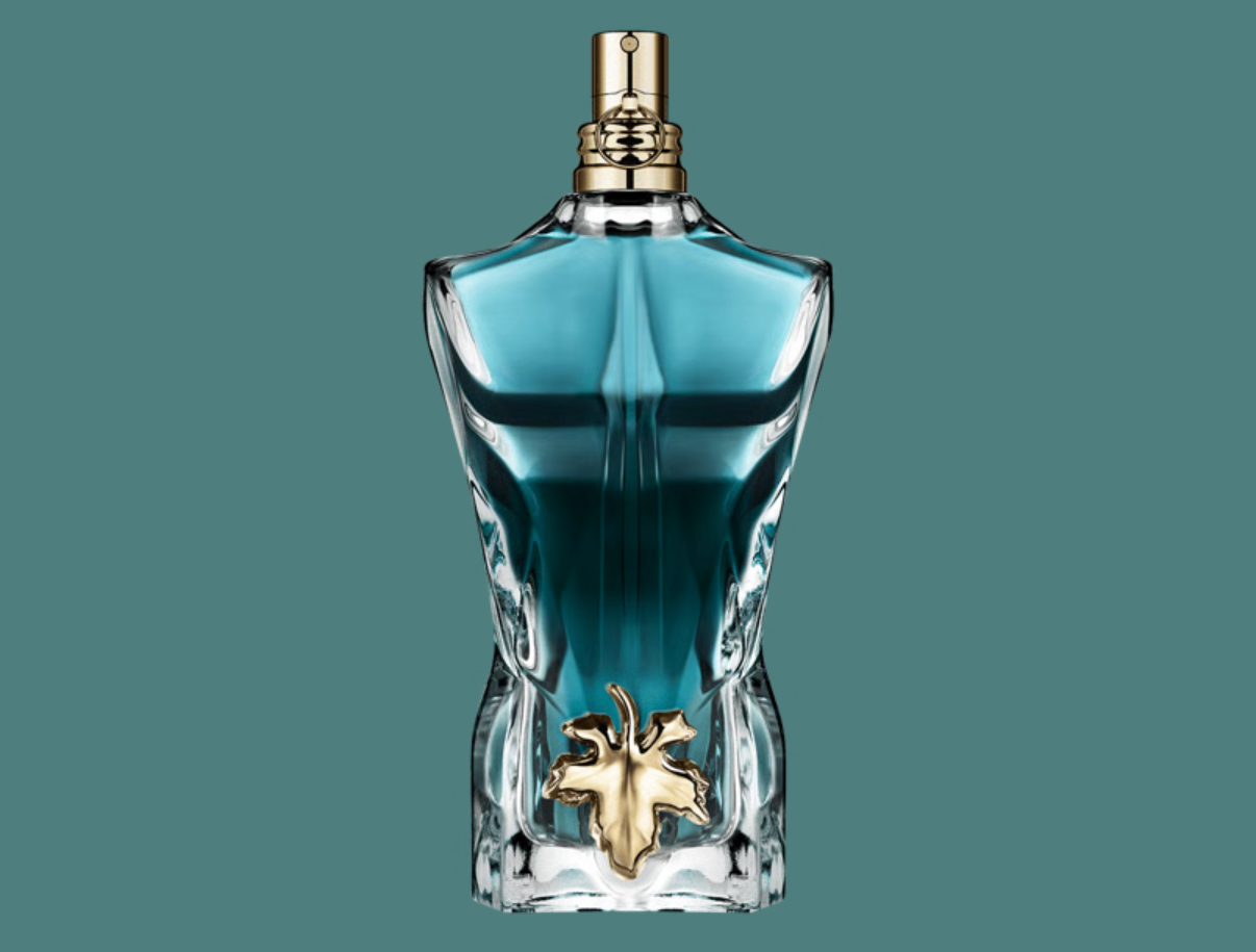 منحوتة جسدية أيقونية تكسر القواعد، وتحوّل زجاجة العطر إلى بيان بصري جريء لا يُنسى