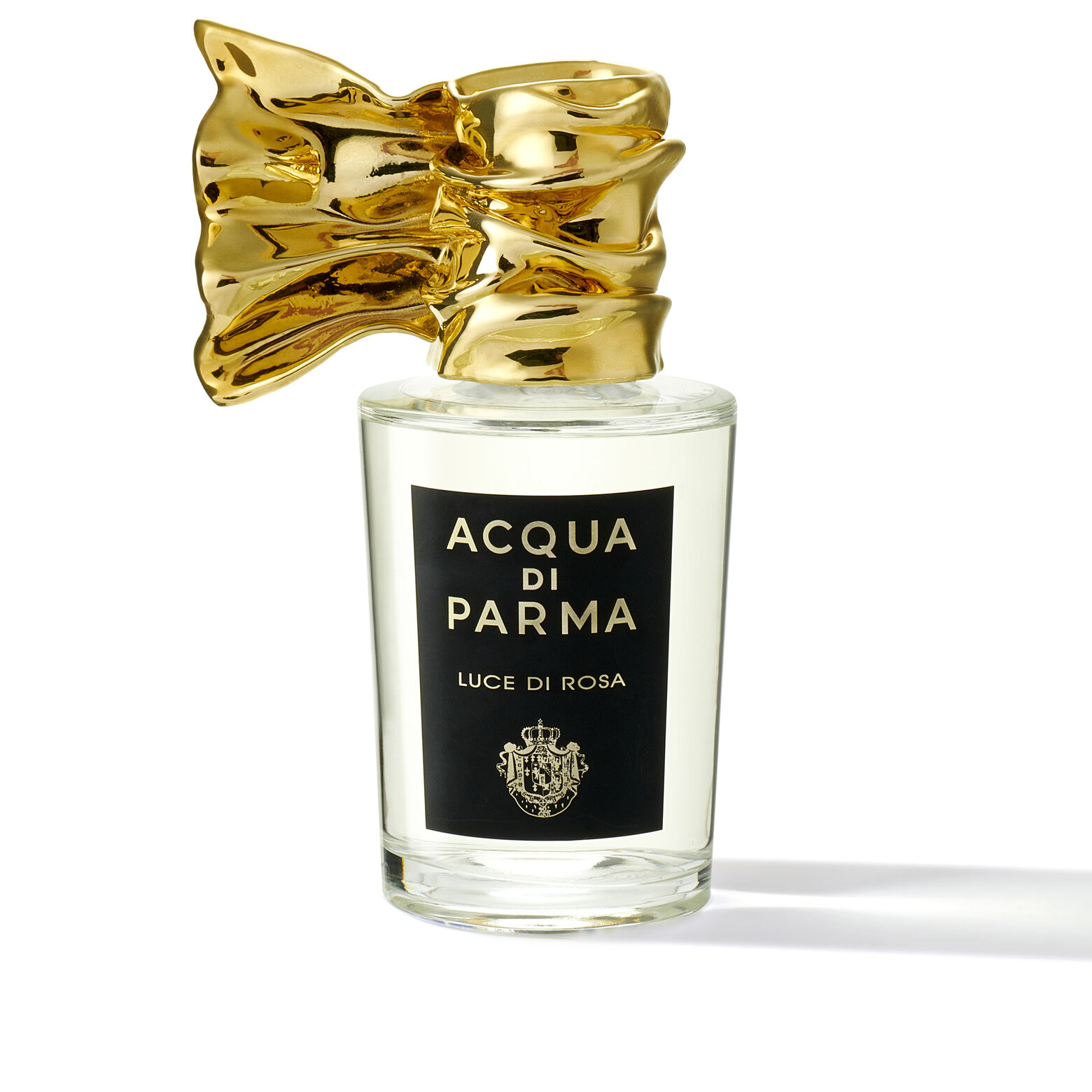 تفصيل نحتي ذهبي يعلو زجاجة شفافة، في توازن أنيق بين الرقة الإيطالية والفخامة المعاصرة