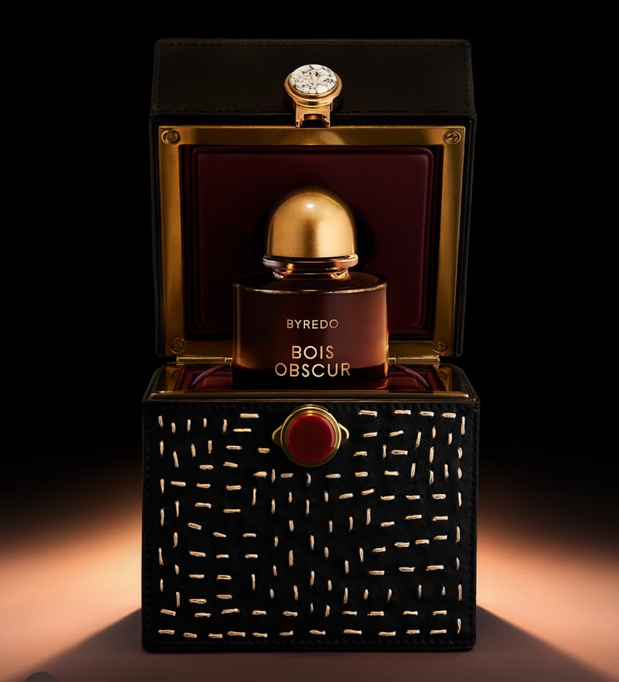 زجاجة تتحوّل إلى صندوق أسرار، بحيث يلتقي الغموض الحِرَفي مع عطر يُقرأ كما يُقتنى