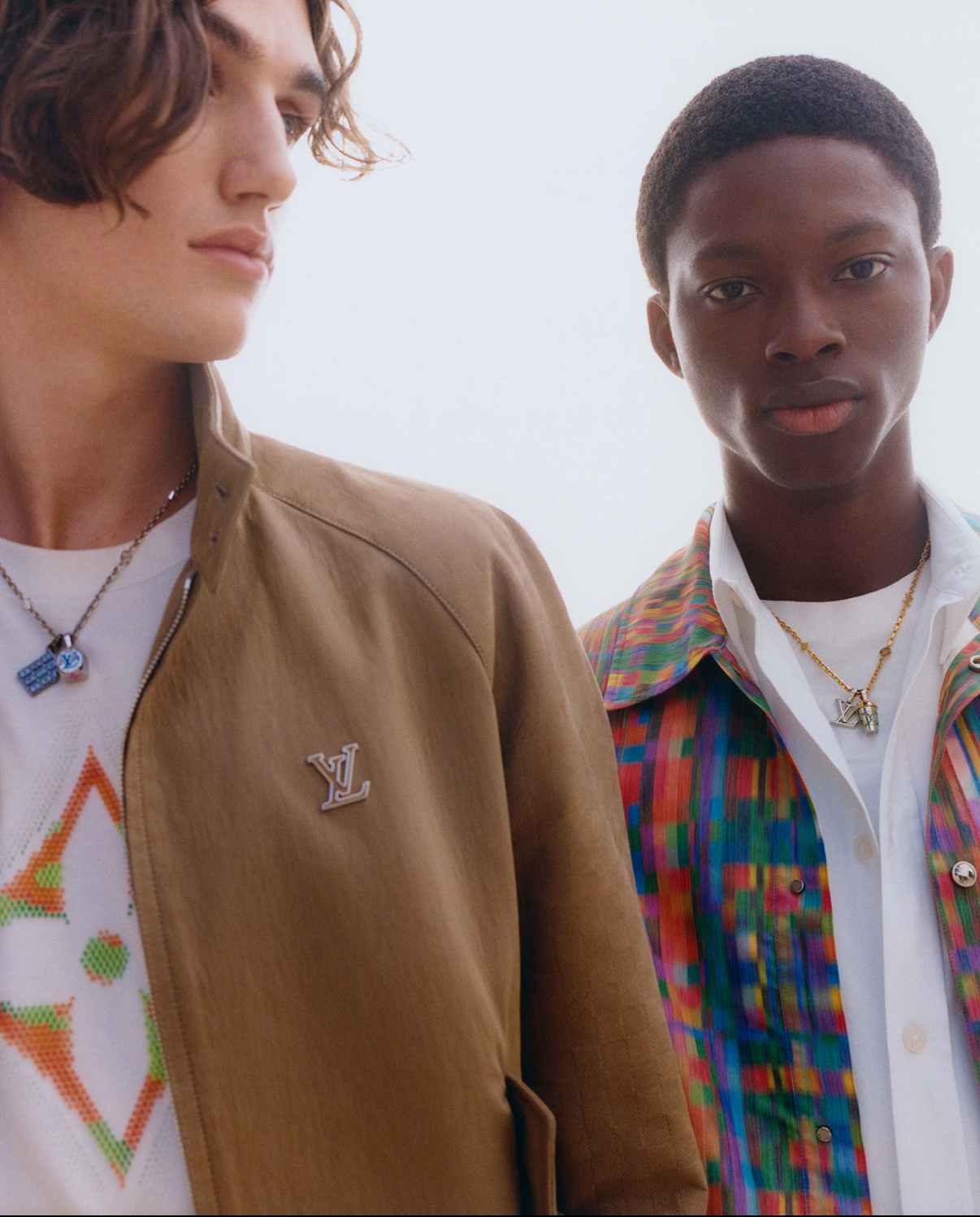 قلائد رجالية متعددة بطبقات مدروسة، أسلوب يعكس جرأة معاصرة وأناقة شبابية غير متكلّفة