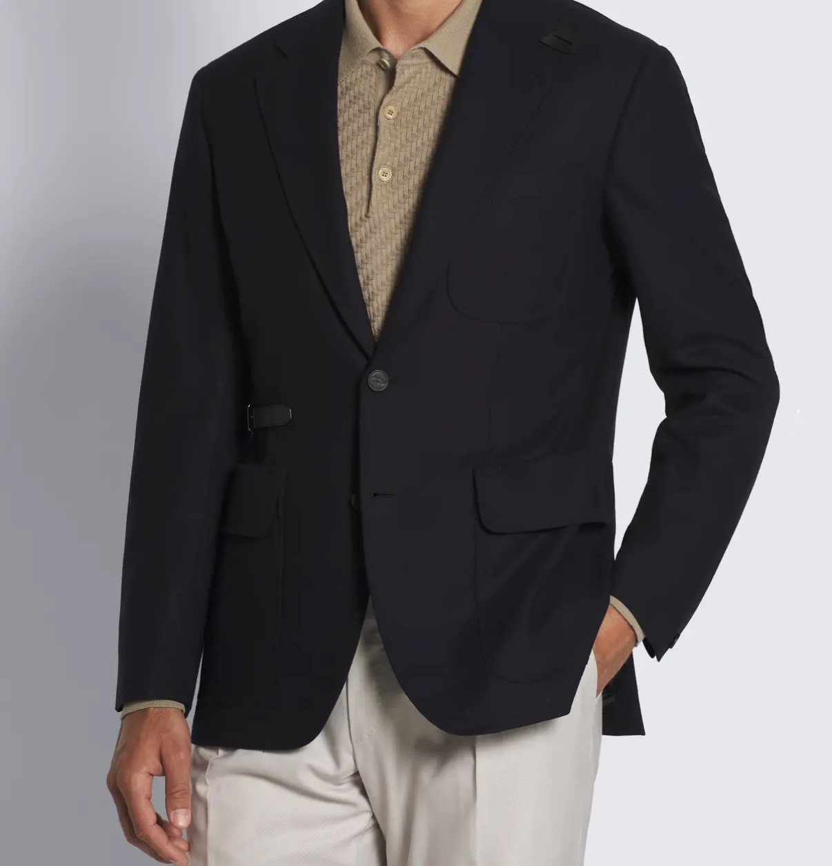 سترة سفر فاخرة من بريوني تجمع بين الراحة والحضور الأنيق أثناء التنقّل