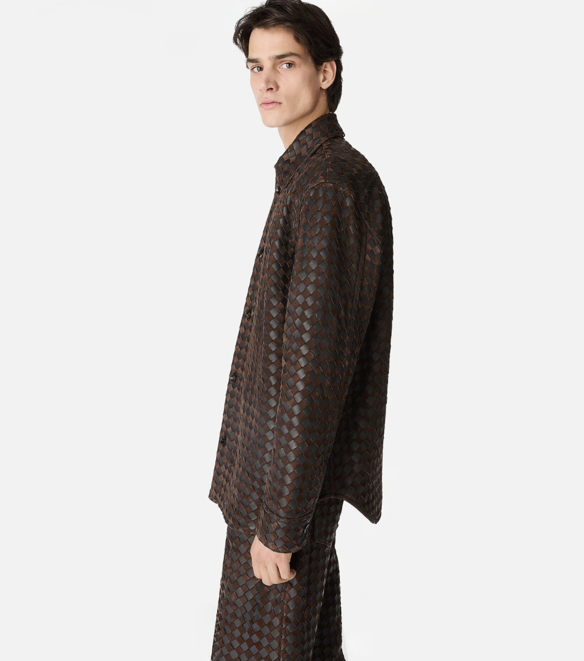 قميص جلدي فاخر من Bottega Veneta يعكس جوهر الدار