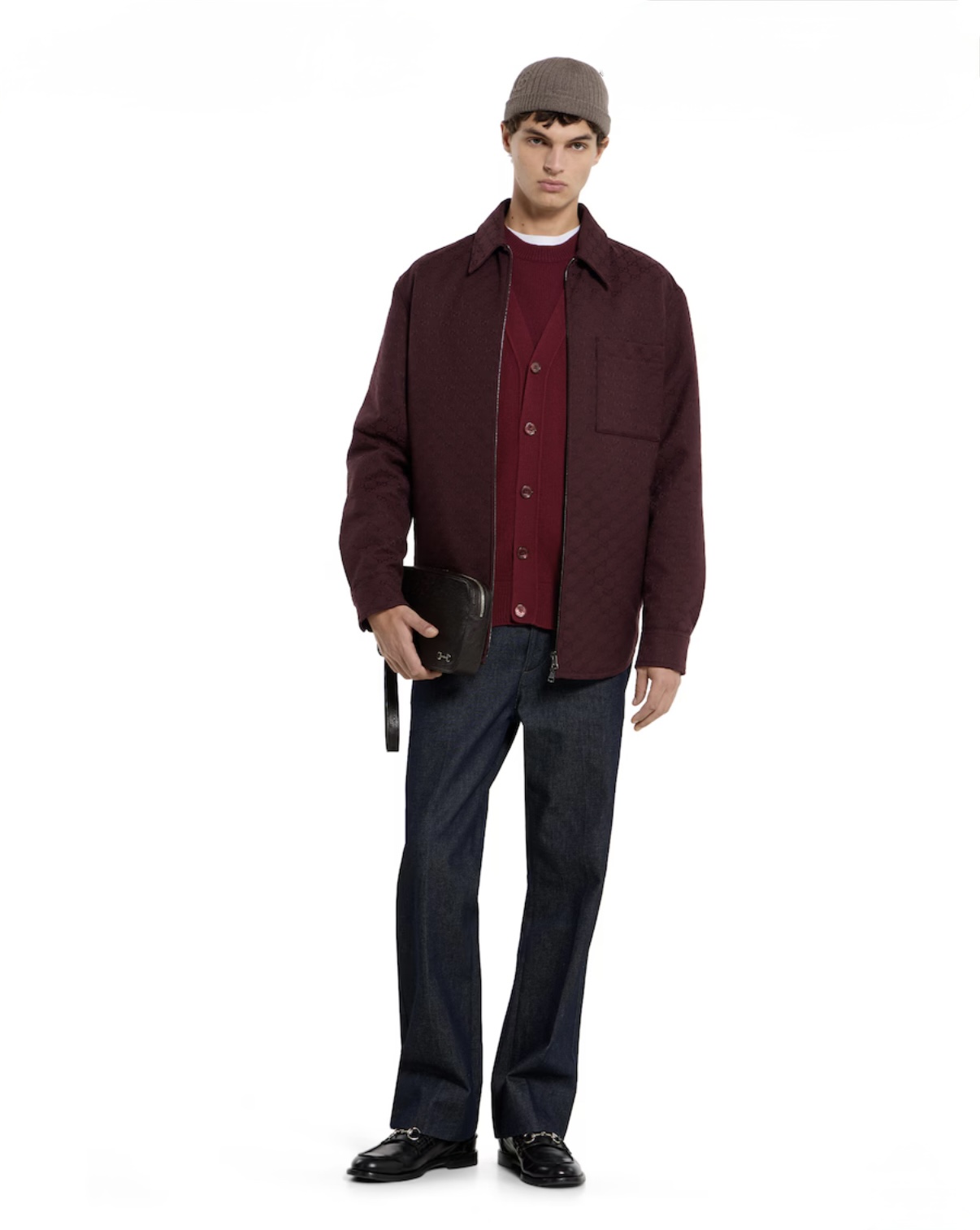 أناقة عصرية بسويتر Gucci من صوف الكشمير مع تطريز فاخر، منسّق مع سترة أنيقة