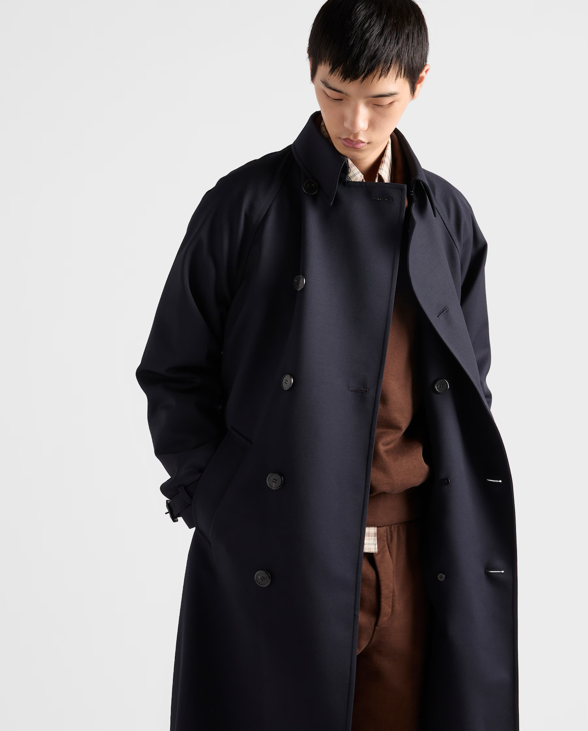 إطلالة متكاملة من Prada تعكس توازنًا دقيقًا بين الحداثة والرقي