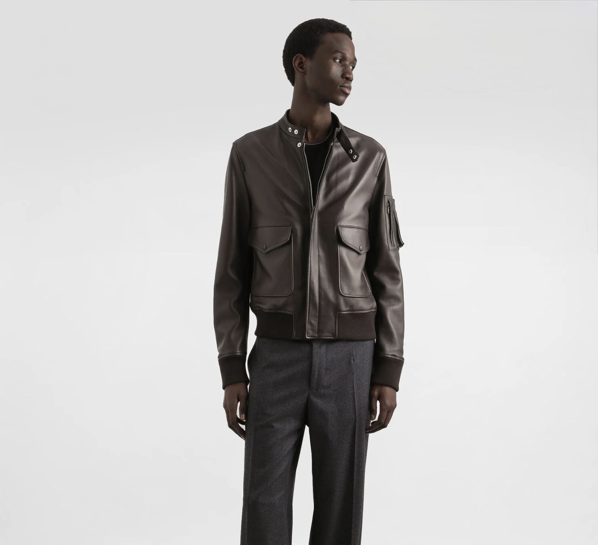 جاكيت بايكر من جلد الحمل، يجسّد الفخامة الجريئة والحِرفية الراقية
