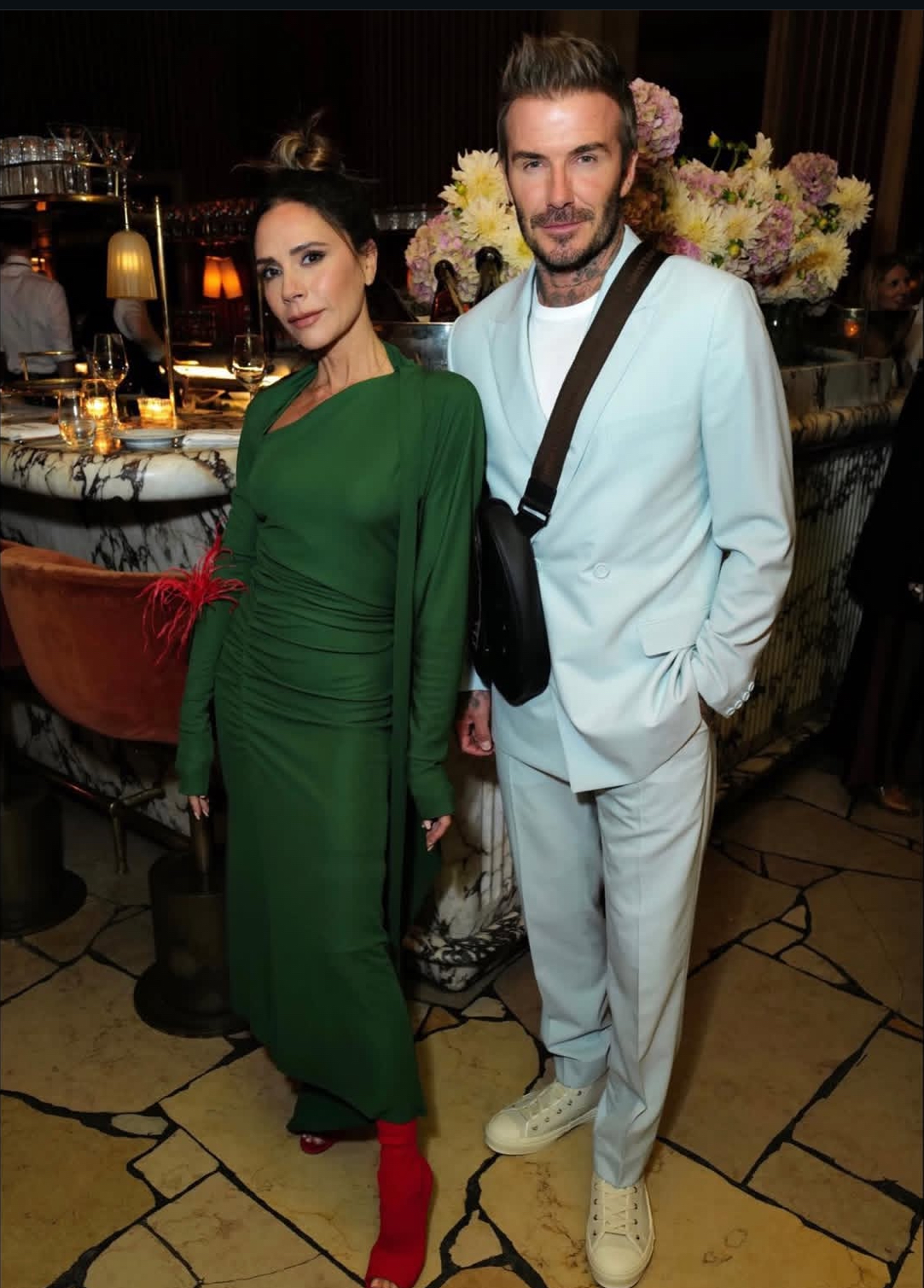 David Beckham بإطلالة أنيقة يجمع فيها بين بدلة باللون الأزرق الباستيل وحذاء رياضي عصري