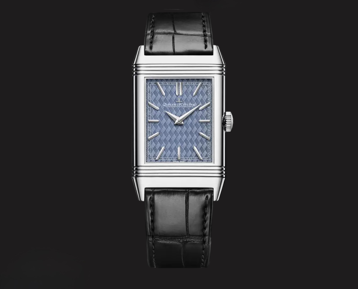 ساعة Reverso Tribute: أناقة خالدة، حِرفة فنية، وعمق أزرق نابض