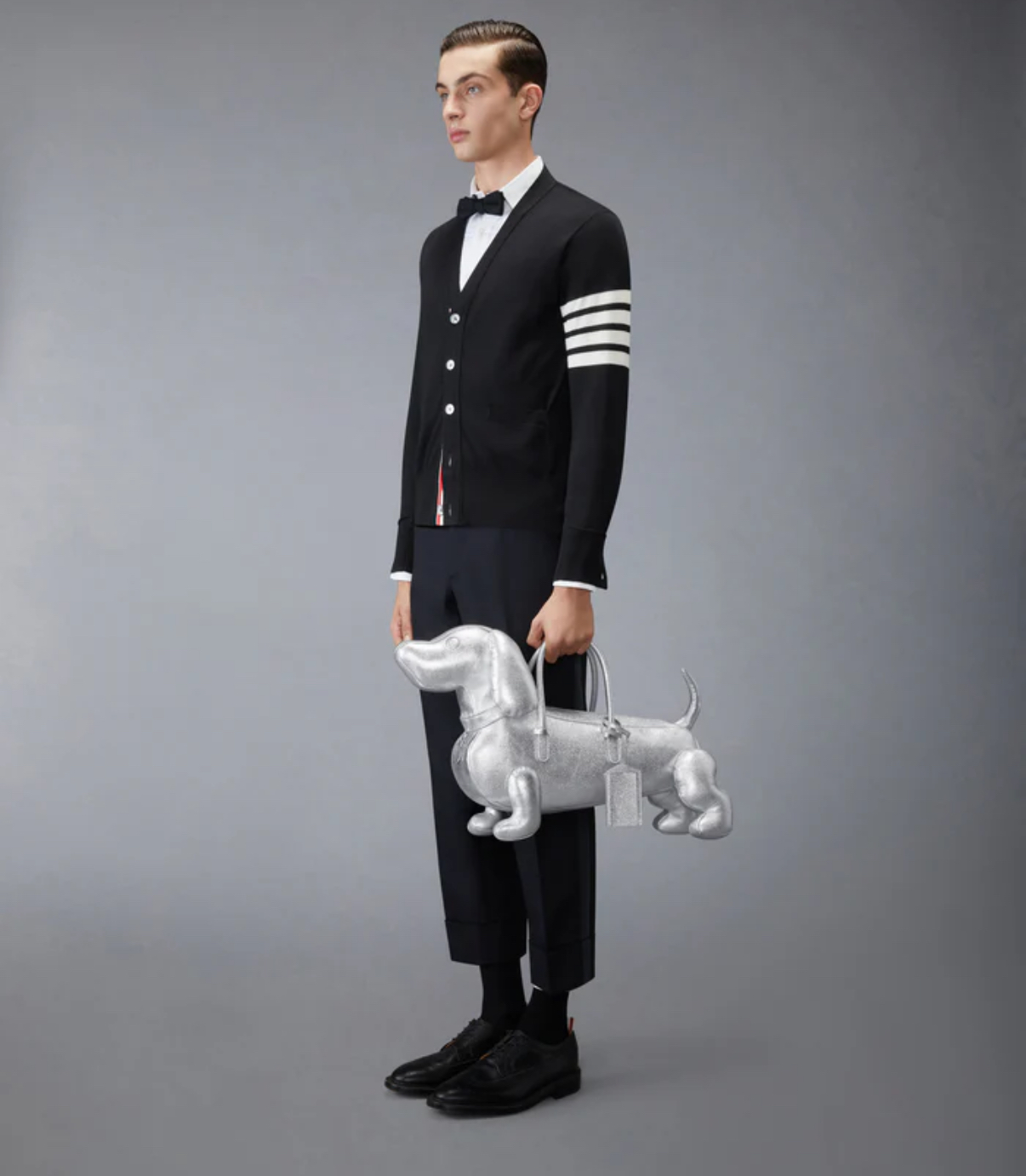 حقيبة هيكتور الفضية المصنوعة من جلد محبّب، بتصميم على شكل كلب