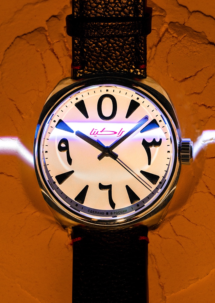 ساعة Raketa بمِيناء أبيض وأرقام عربية