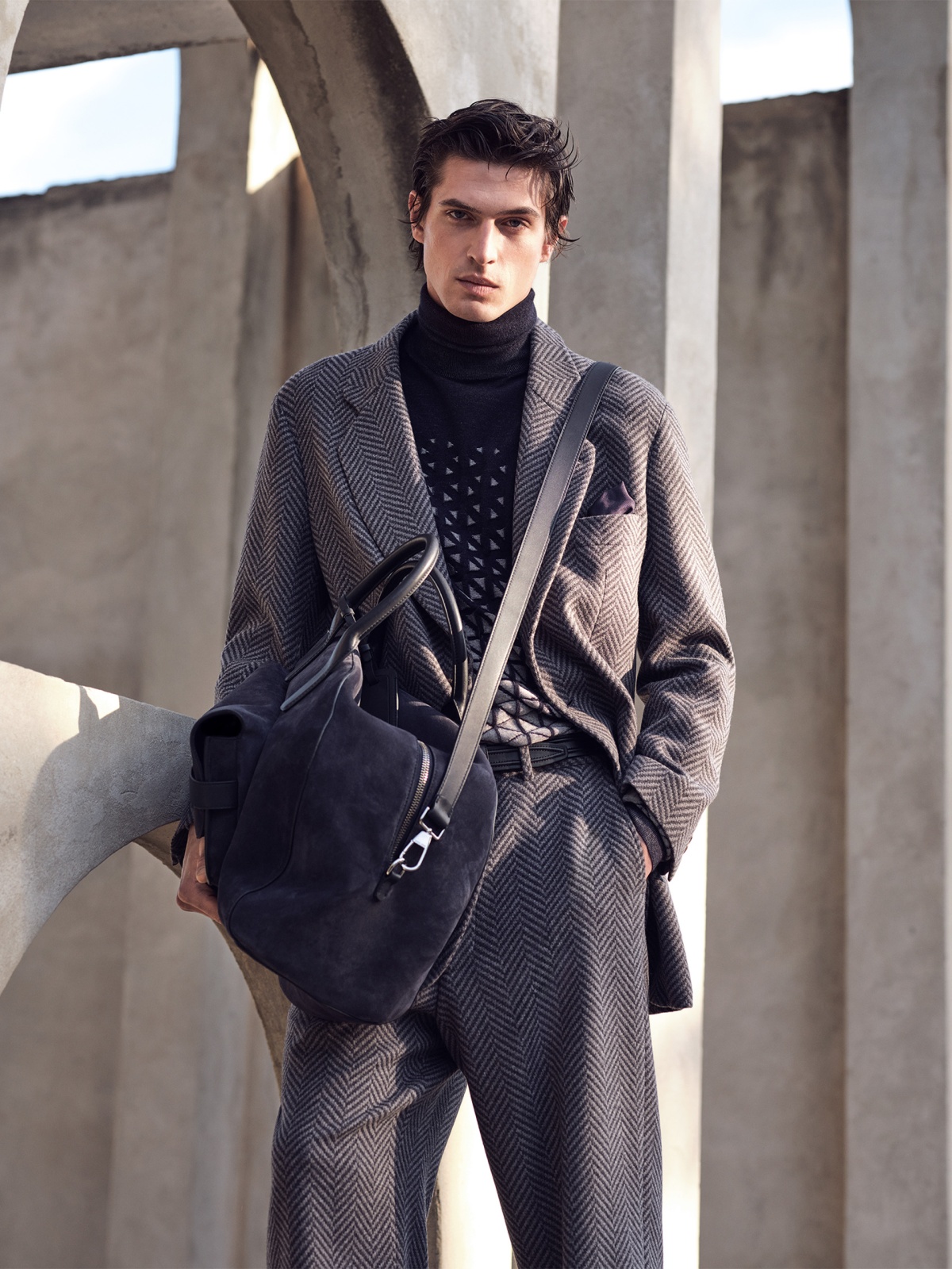 أرماني أعاد تعريف البزّة. المصدر: https://locations.armani.com/en/giorgio-armani/belgium/giorgio-armani-brussels/mens-clothing