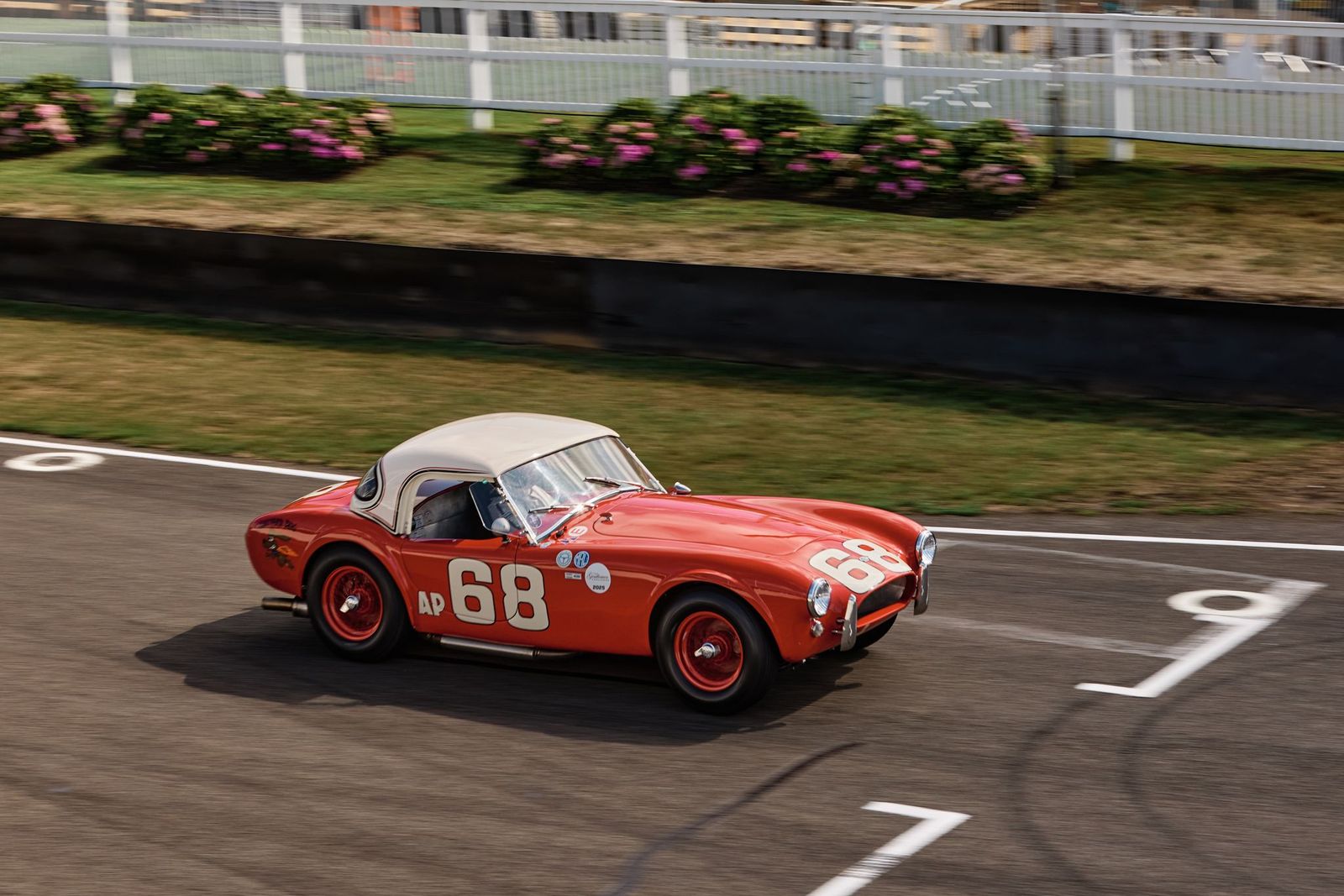 إرث السيارات البريطانيّة يلتقي بالفخامة: ذا بيننسولا لندن يشارك في مهرجان جودوود ريفايفل 2025