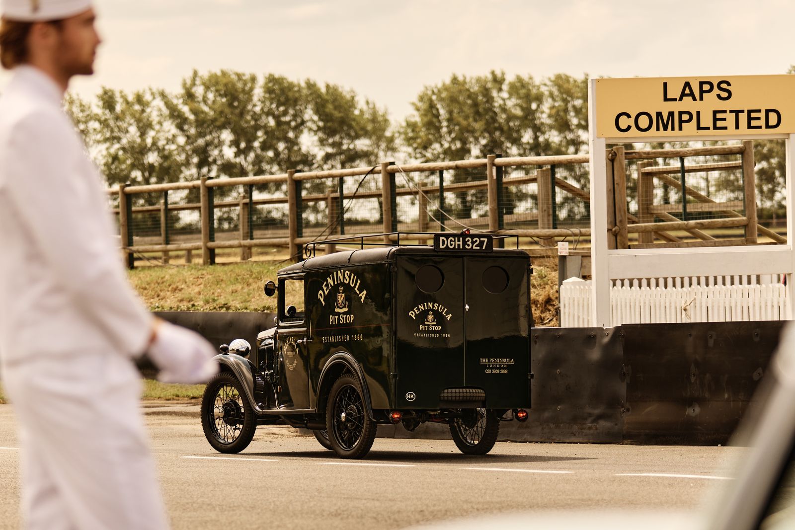 إرث السيارات البريطانيّة يلتقي بالفخامة: ذا بيننسولا لندن يشارك في مهرجان جودوود ريفايفل 2025