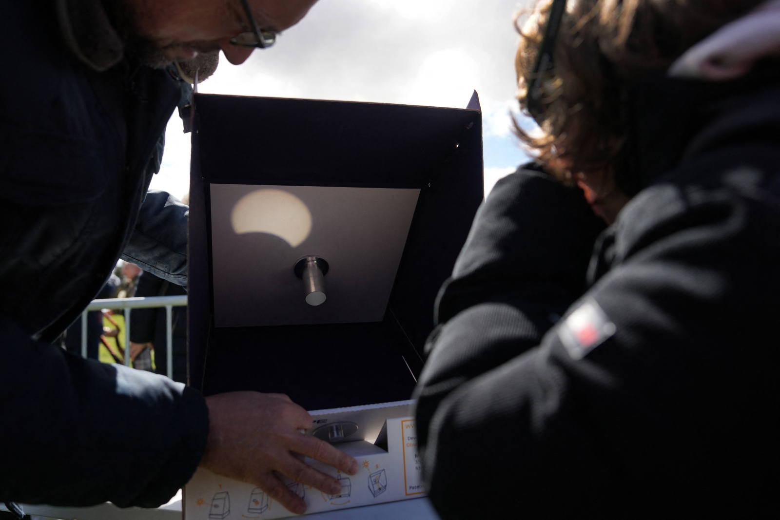 يمثل الكسوف فرصة ذهبية للعلماء لدراسة الغلاف الجوي للشمس