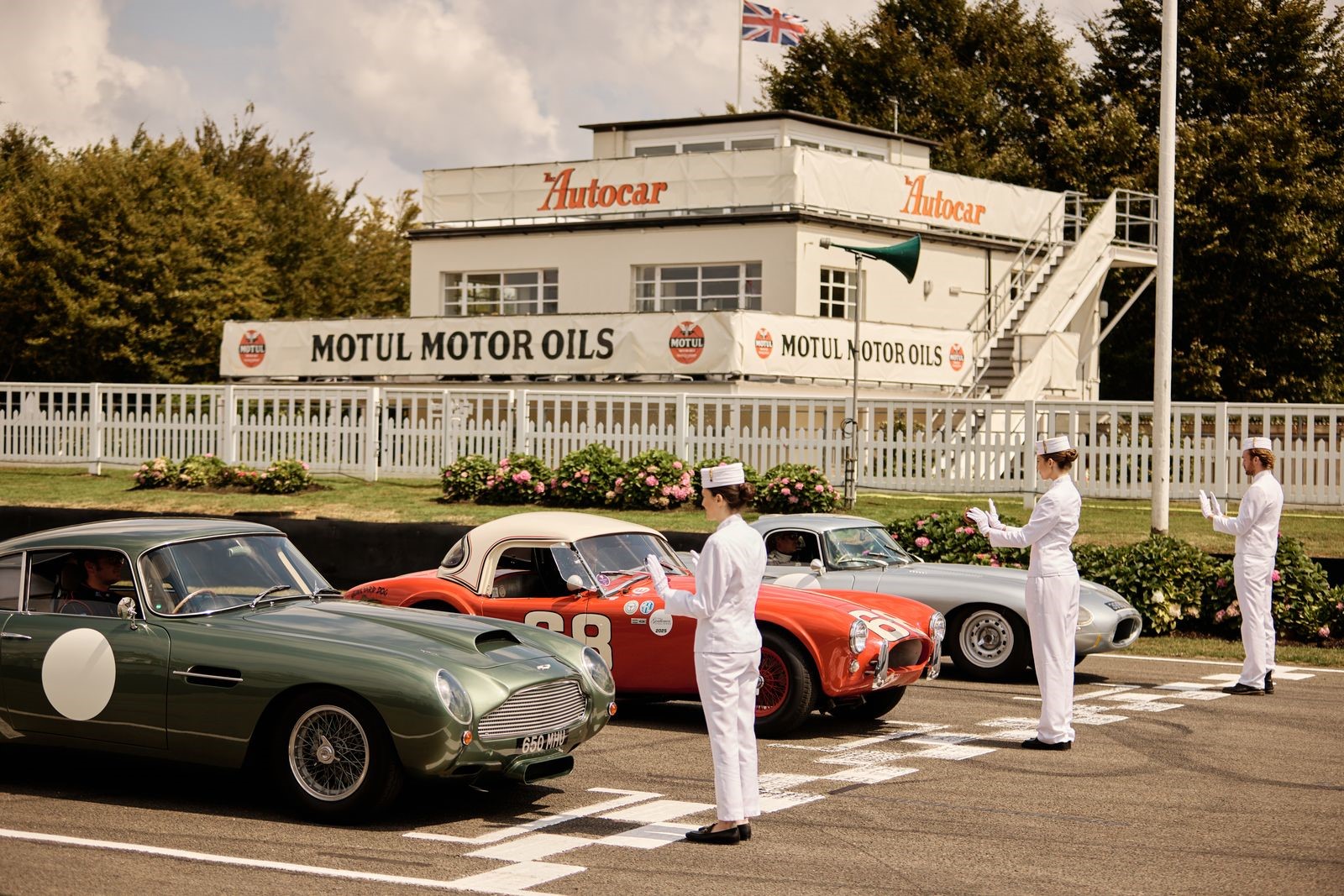 إرث السيارات البريطانيّة يلتقي بالفخامة: ذا بيننسولا لندن يشارك في مهرجان جودوود ريفايفل 2025