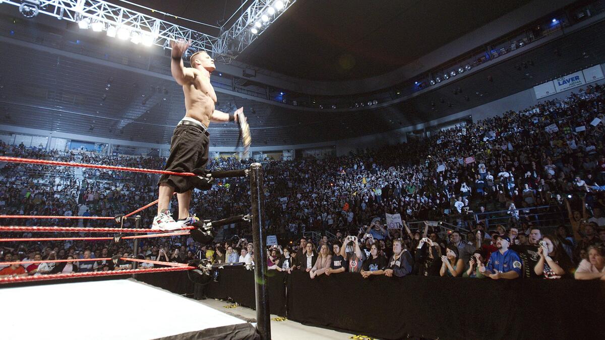 سينا يحتفل أمام الجماهير بعد تحقيق لقب WWE