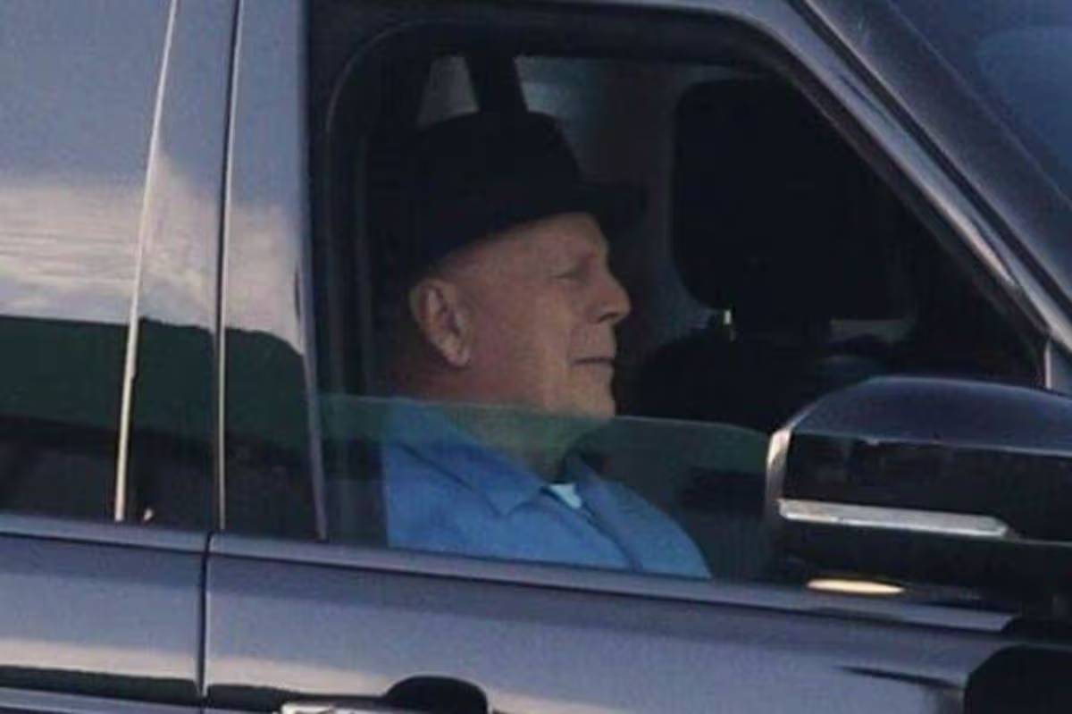 بعد كشف زوجته صراع الخرف..بروس ويليس يبتسم في أول ظهور له