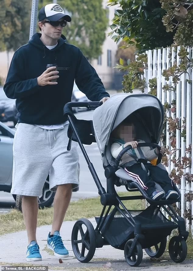 روبرت باتينسون يعيش لحظات أبوية دافئة في لوس أنجلوس بعد تصريحاته في مهرجان كان