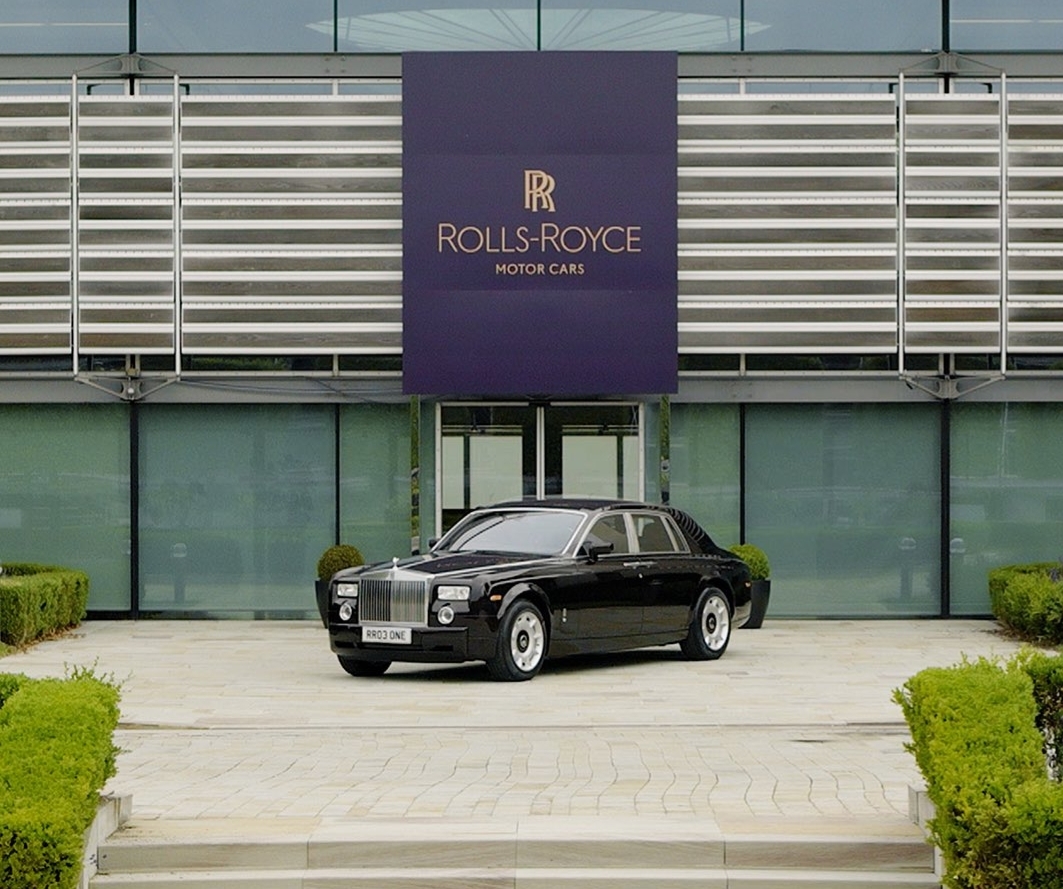 رويس تحتفل بمئوية "فانتوم" بتصميم خشبي من ذهب