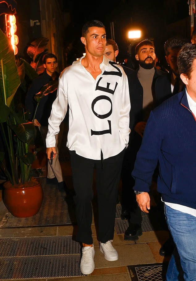 تفاصيل أطلالة رونالدو الفاخرة