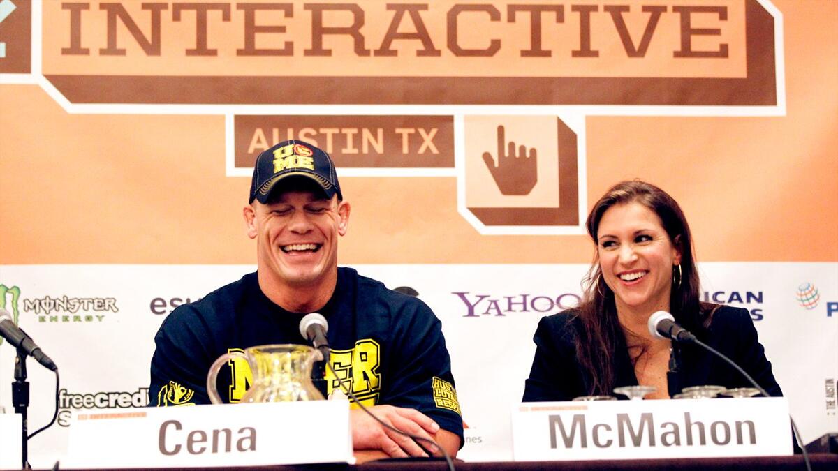 جون سينا وستيفاني مكمان من أحد اللقاءات الصحفية 