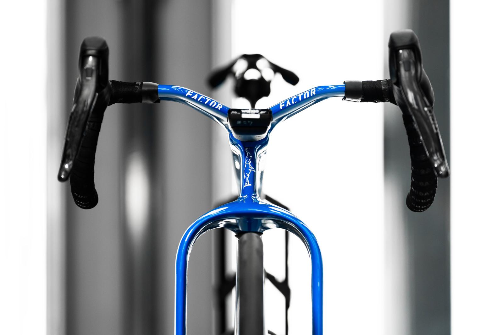 تصميم يعكس هوية بوغاتي: انسيابية واضحة ووضعية قيادة رياضية