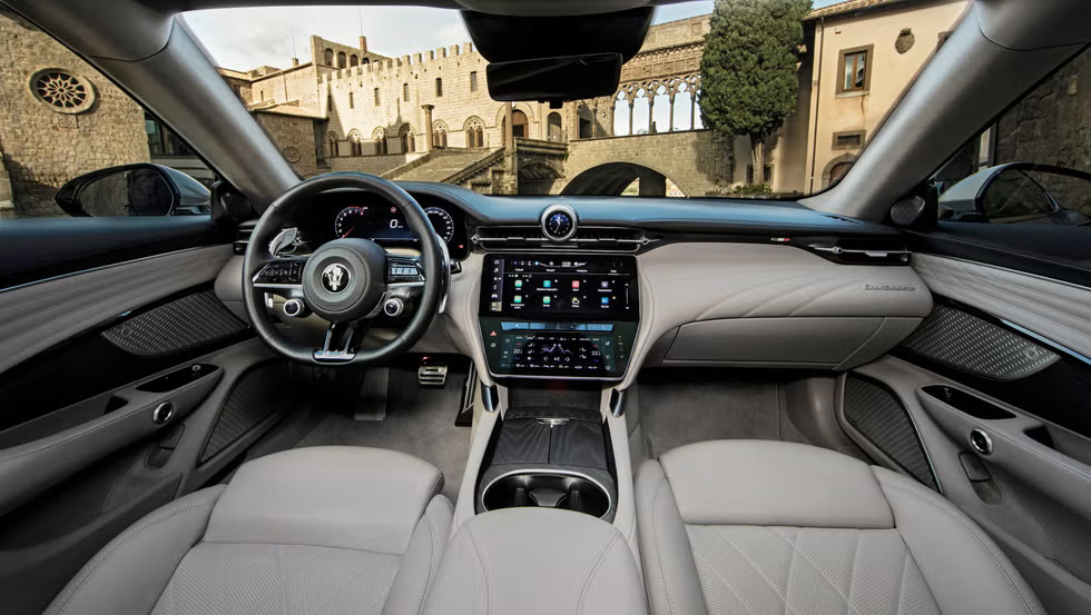 واجهة قيادة تجمع بين الأناقة والتقنية