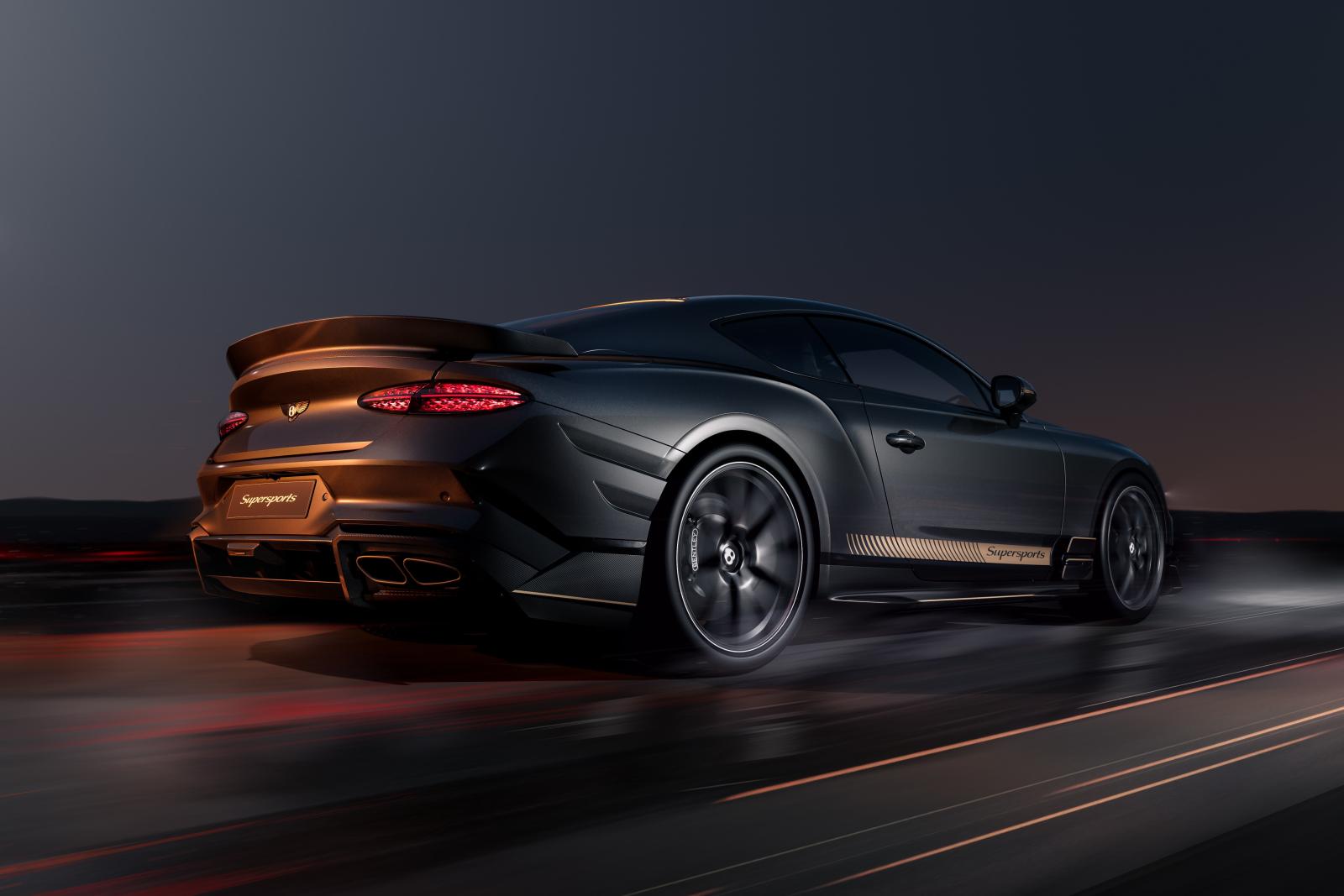 المؤخرة والجناح الخلفي يبرزان شخصية سيارة رياضية تقدم أداءً قويًا عند السرعات العالية
